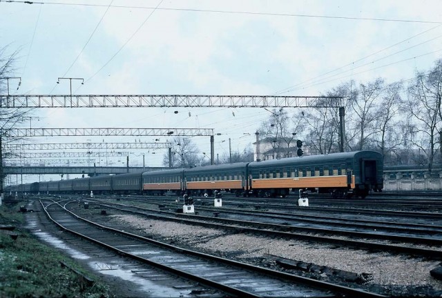 Поезд №25 Ленинград - Берлин с вагонами из Риги, ст. Вильнюс, 1992 г..JPG