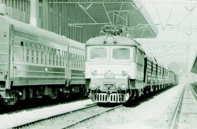 Локомотив 41-06 на ЦГ София с товарен влак, снимката е от 80-те години (автор Стефан Деянов - началник депо София).jpg