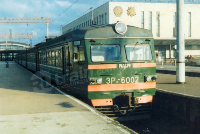 Электропоезд ЭР12-6002 на станции Таллинн-Балти, Эстония (1980-е годы).jpg