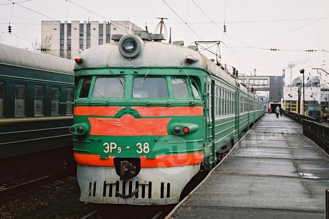 Электропоезд ЭР9-38 на станции Владимир, Владимирская область (05.05.2003).jpg