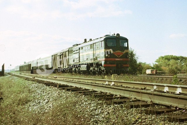 Тепловоз ТЭП10Л-062 с грузо-пассажирским поездом в Запорожье, Запорожская область (1989-й год).jpg