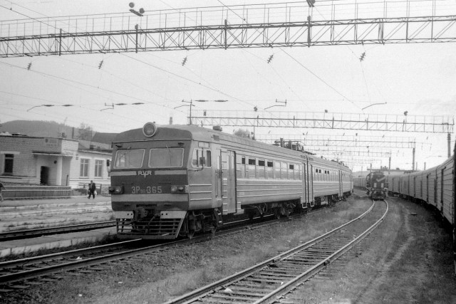 Электропоезд ЭР9П-365 на станции Дарасун, Забайкальский край (05.IX.1986).jpg