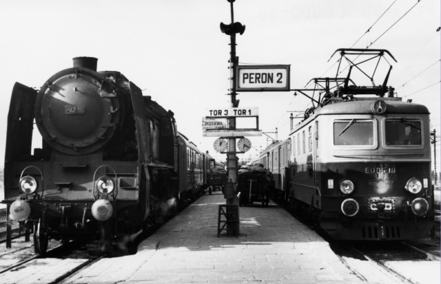 I jeszcze jedno, dość dobrze znane zdjęcie - PKP PL47-50 z EU05-18 na stacji W-wa Gdanska.jpg