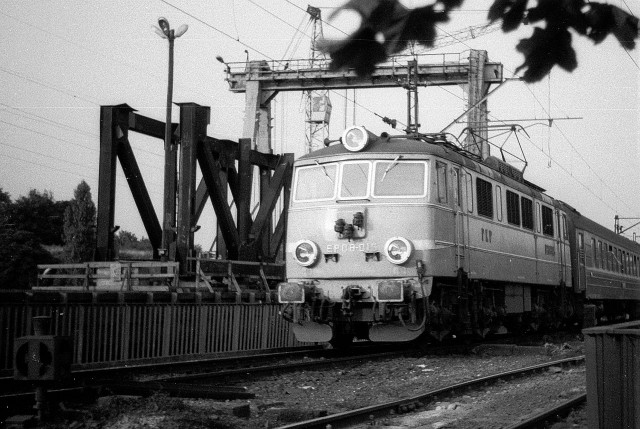 PKP EP08-015 z pociagem SZD na terenie Warszawy, koniec lat 70-tych.jpg