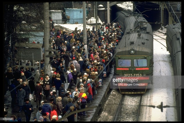 Rail passengers carrying shopping & overnight-sized bags packing platform, waiting to bd. train, at Belorussian train station, Moscow (February 19, 1992).jpg (558.78 КБ) Просмотров: 3850 Rail passengers carrying shopping & overnight-sized bags packing platform, waiting to bd. train, at Belorussian train station, Moscow (February 19, 1992).jpg
