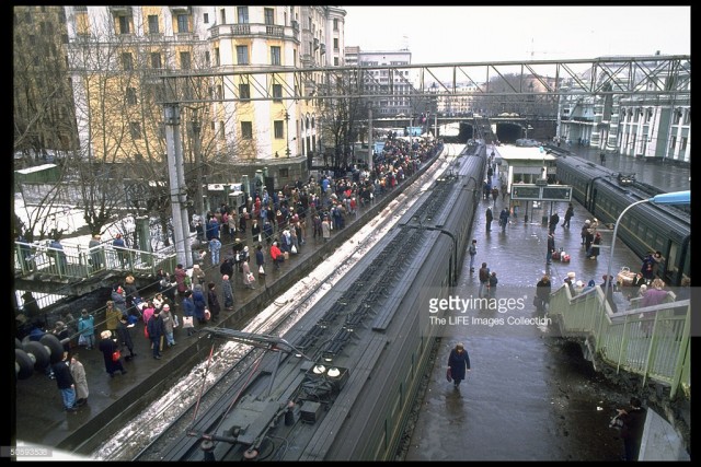 Rail passengers carrying shopping & overnight-sized bags packing platform, waiting to bd. train, at Belorussian train station in Moscow (February 19, 1992).jpg (630.74 КБ) Просмотров: 3850 Rail passengers carrying shopping & overnight-sized bags packing platform, waiting to bd. train, at Belorussian train station in Moscow (February 19, 1992).jpg