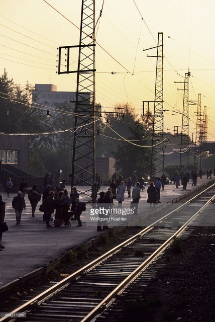 Russia, Siberia, Novosibirsk, train station in Suburb, people waiting for Commuter train (1 Januar 1992).jpg
