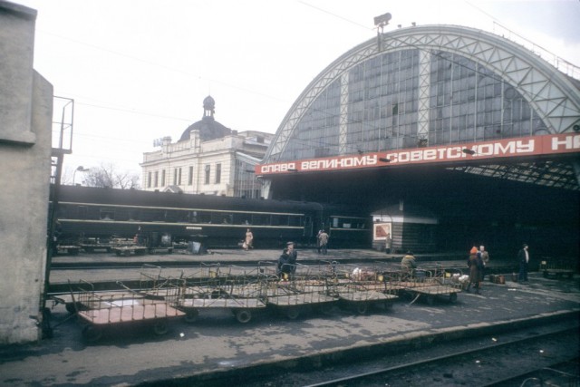 Blick aus dem Zug auf den Bahnhof in Lvov, Sowjetunion (Frühjahr 1982). Photo and scan by Klaus Föhl.jpg