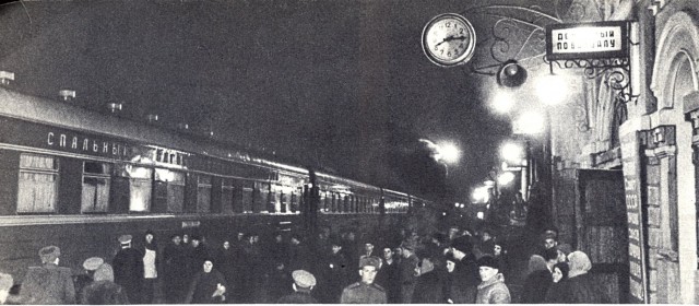 Поезд Пекин - Москва у перрона ж.д. вокзала в Омске, Омская область (1954-й год).jpg
