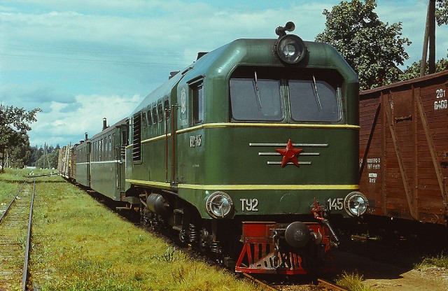 SZD TU2-145 hauling freight-passenger train at the Alūksne station (18.08.1981).jpg