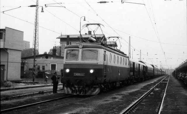 Электровоз CSD E499.0001 с поездом Миловице - Москва на станции Нимбурк, Чехословакия (03.08.1983).jpg
