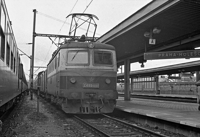 V čele rychlíku «Vltava» do Moskvy se objevila 1 března 1990 «Bobina» E499.0037. Na snímku ji vidíme ve stanici Praha-Holešovice (01.03.1990).jpg