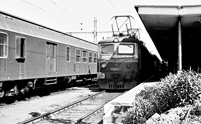 Až v Hradci Králové hl.n. byla zachycena na snímku «Bobina» E499.0038, která tou dobou sloužila depu Žilina (13.05.1986).jpg