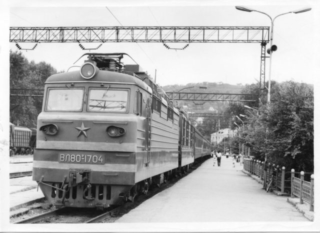 Электровоз ВЛ80Р-1704 с пассажирским поездом на станции Находка, Приморский край (1991-й год).jpg