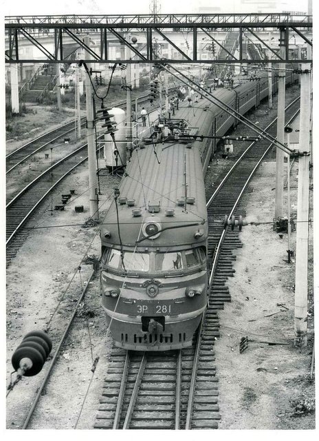 Электропоезд ЭР9П-281 на станции Владивосток, Приморский край (1991-й год).jpg