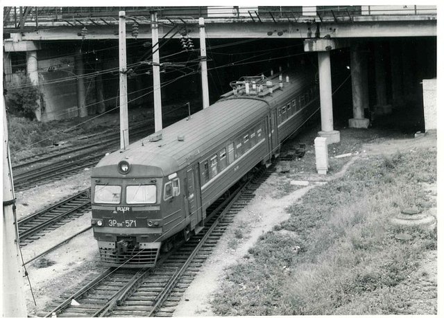 Электропоезд ЭР9М-571 на станции Владивосток, Приморский край (1991-й год).jpg