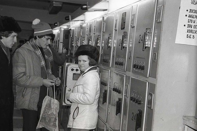 Cloakroom at the Tallinn-Balti station (01.1979).jpg