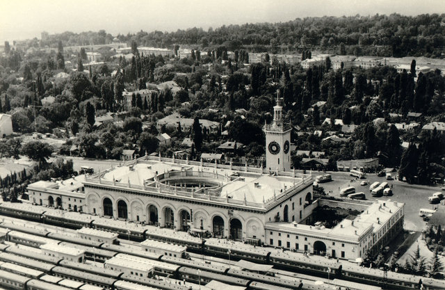 Железнодорожный вокзал города Сочи, Краснодарский край (1960-й год).jpg