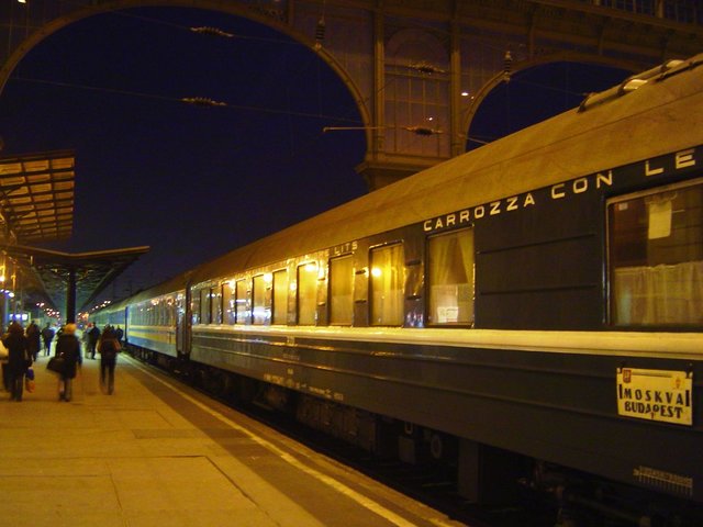 Der zug RZD G-S 16 «Tisza» Budapest - Moskau, Budapest Keleti pu. (28.11.2004).jpg