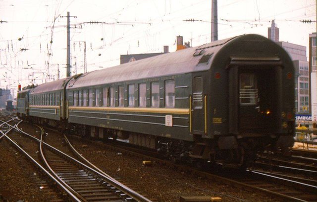 DB 110 148-4 Moscow to Paris at Köln Hbf Saturday 24 June 1987.jpg