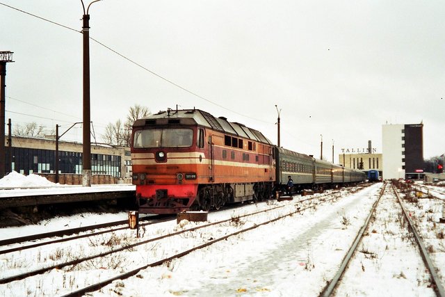 RZD TEP70-0048 at the Tallinn-Balti station (01.2006).jpg