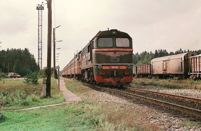 SZD M62-1194 + DR1A-226 at the Pärnu-Kauba station (18.08.1989).jpg