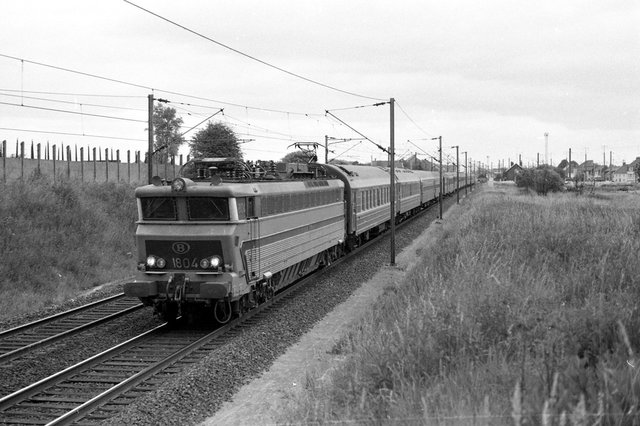 SNCB 1804 at the Aulnoye station, Belgium (19.06.1976).jpg