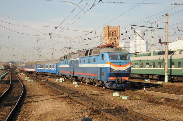 RZD ChS7-068 with train № 12 Amsterdam, München, Basel & Warszawa - Moskva at the Moskva-Belorusskaja station (14.09.2009).jpg