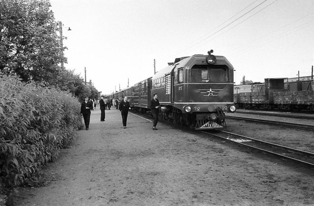 SZD TU2-217 with Tallinn - Pärnu passenger train at the Tallinn-Väike station (07.1964).jpg (286.1 КБ) Просмотров: 6540 SZD TU2-217 with Tallinn - Pärnu passenger train at the Tallinn-Väike station (07.1964).jpg