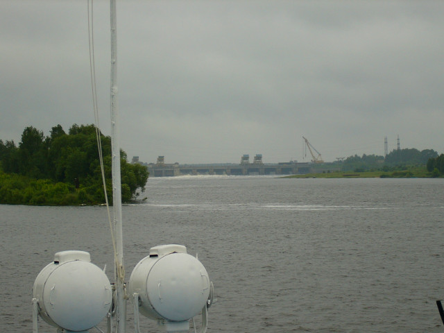 Дубна плотина Иваньковской ГЭС.jpg