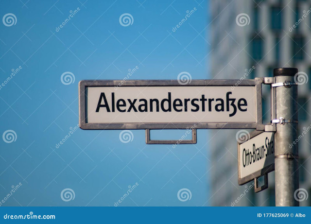 александр-штрассе-в-берлине-берлин-германия-ое-августа-177625069.jpg