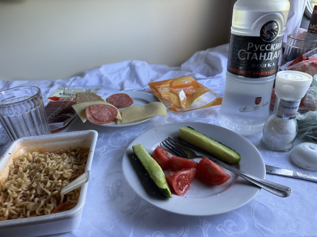 стол с выпивкой и закуской.jpeg