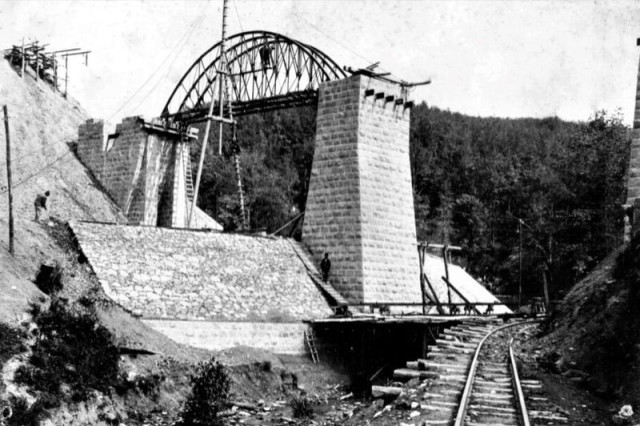 Construction-of-a-railway-bridge-over-the-Yelik-Stream-1913.jpg
