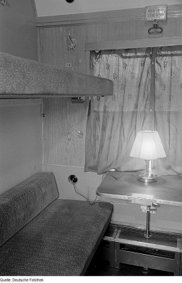 Fotothek_df_roe-neg_0006234_008_Teilansicht_eines_Schlafwagenabteils.jpg